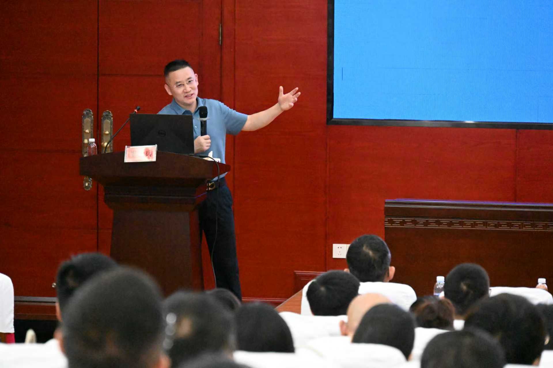 湖南省人民醫(yī)院黨委委員、副院長(zhǎng)祖雄兵來(lái)我院授課